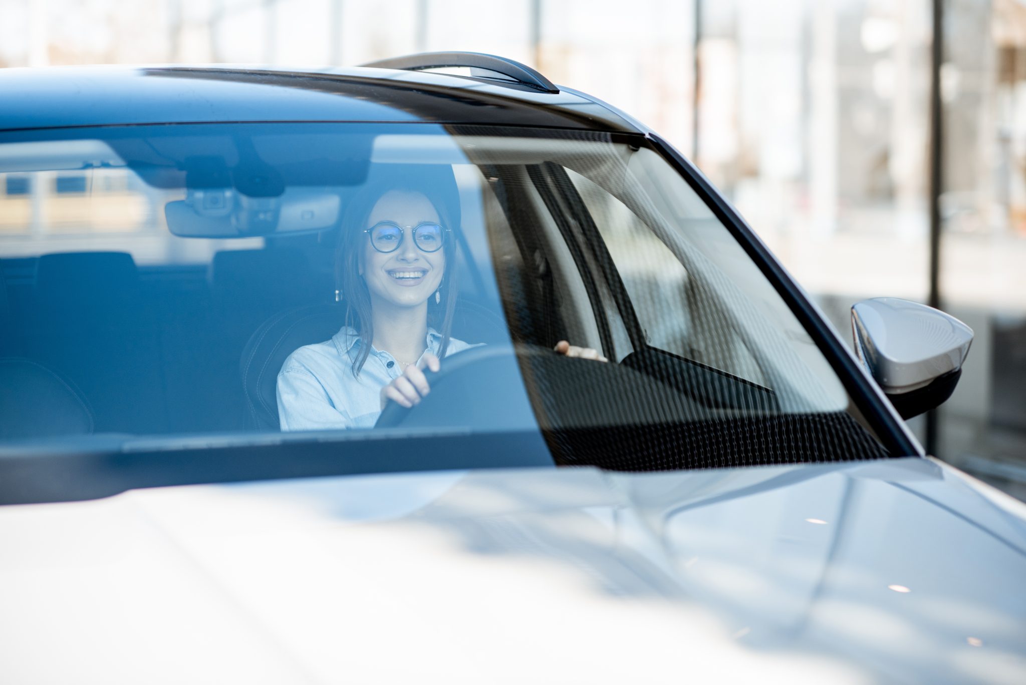 Lincoln Navigator windshield replacement in Phoenix, Arizona - driver viewing the road through a clear windshield